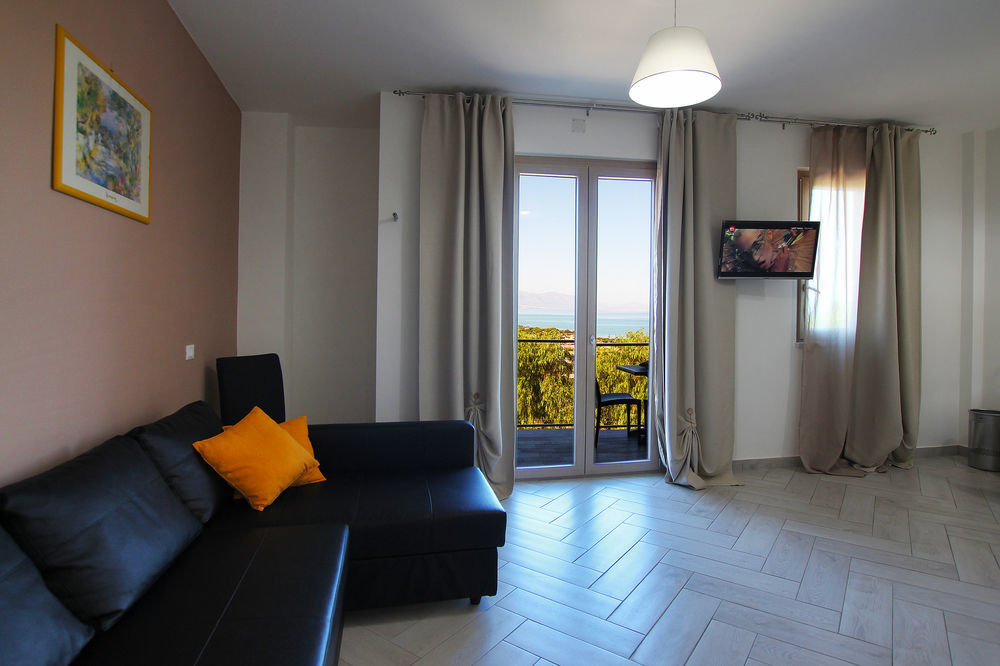 Belvedere Rent Rooms Кампофеличе-ди-Роччелла Экстерьер фото